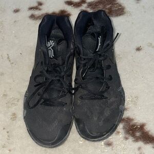 Men’s Nike basketball kyrie sneakers. Size 7.5